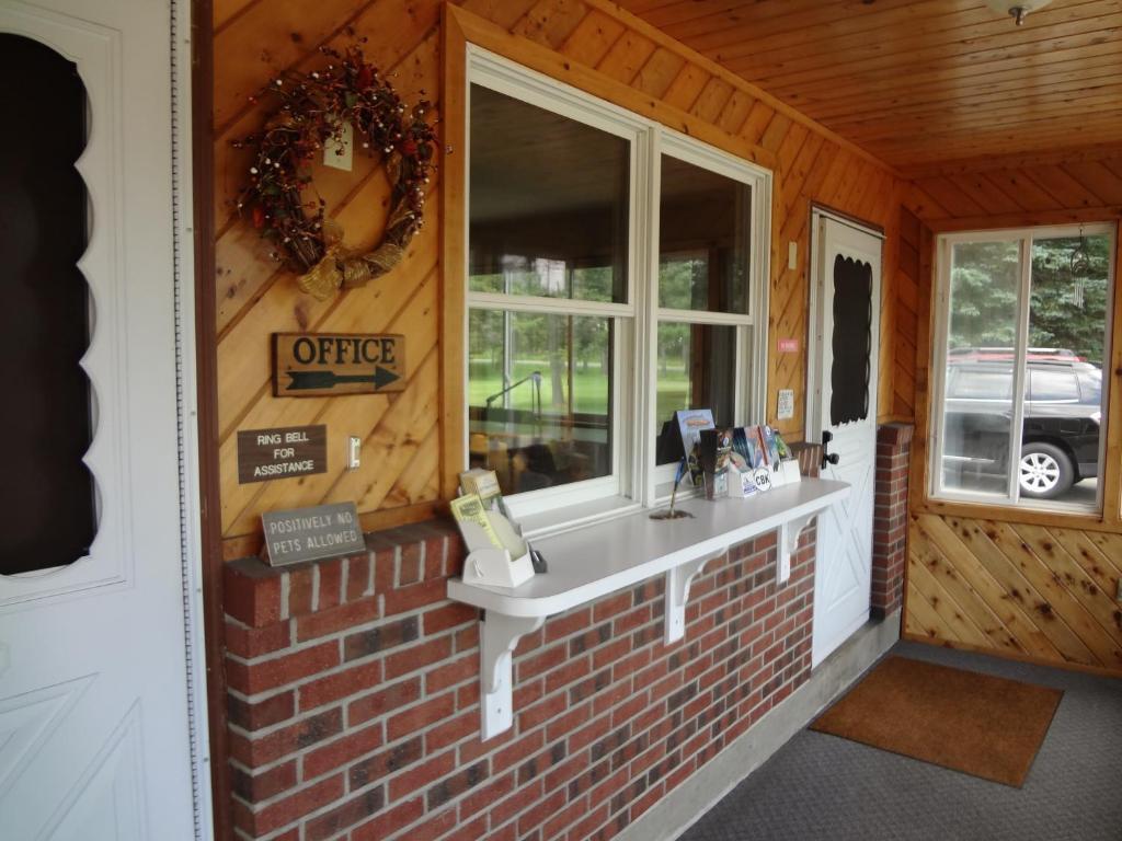 Sullivan Trail Inn & Suites Pocono Lake Екстер'єр фото