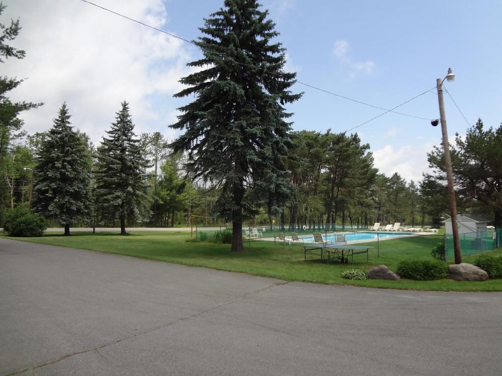 Sullivan Trail Inn & Suites Pocono Lake Екстер'єр фото
