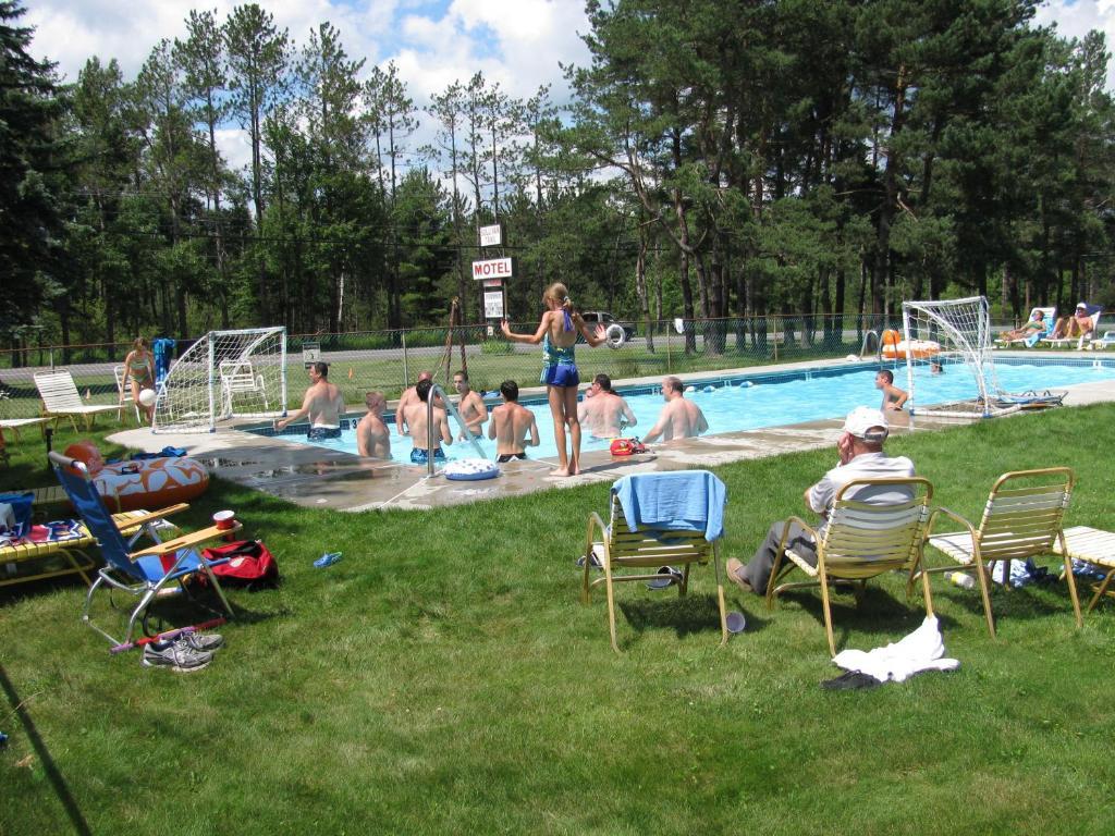 Sullivan Trail Inn & Suites Pocono Lake Екстер'єр фото