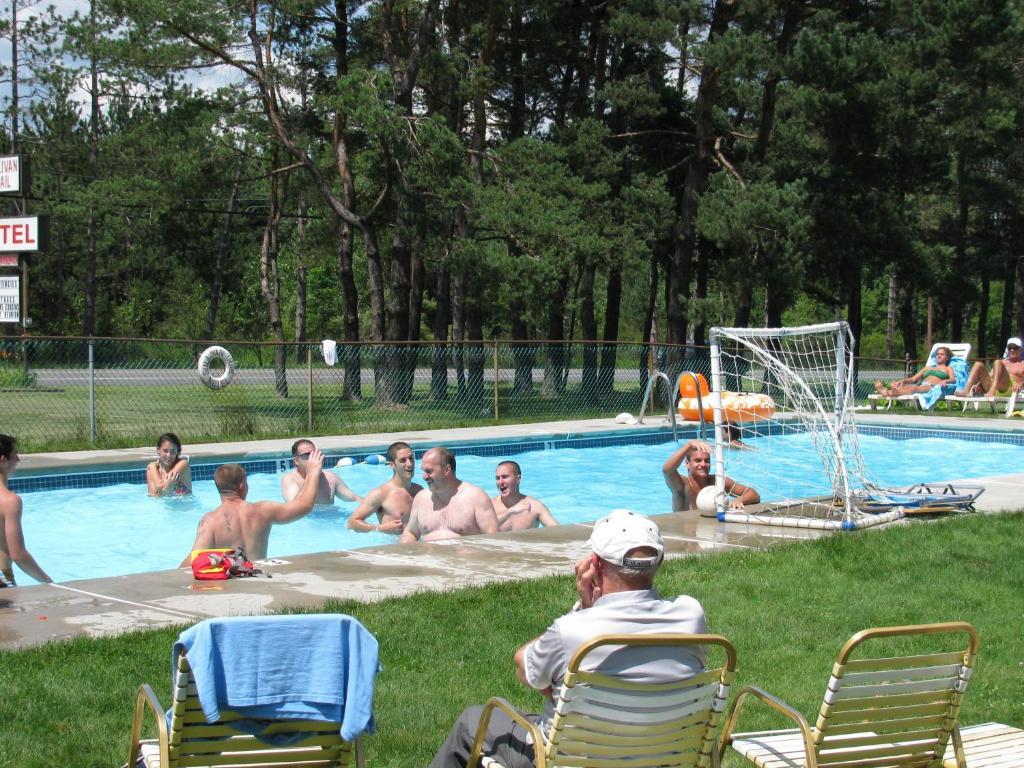 Sullivan Trail Inn & Suites Pocono Lake Екстер'єр фото