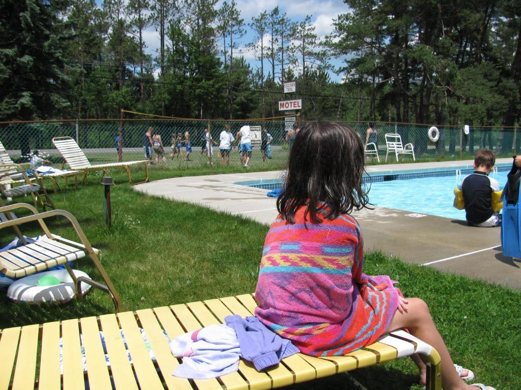 Sullivan Trail Inn & Suites Pocono Lake Екстер'єр фото
