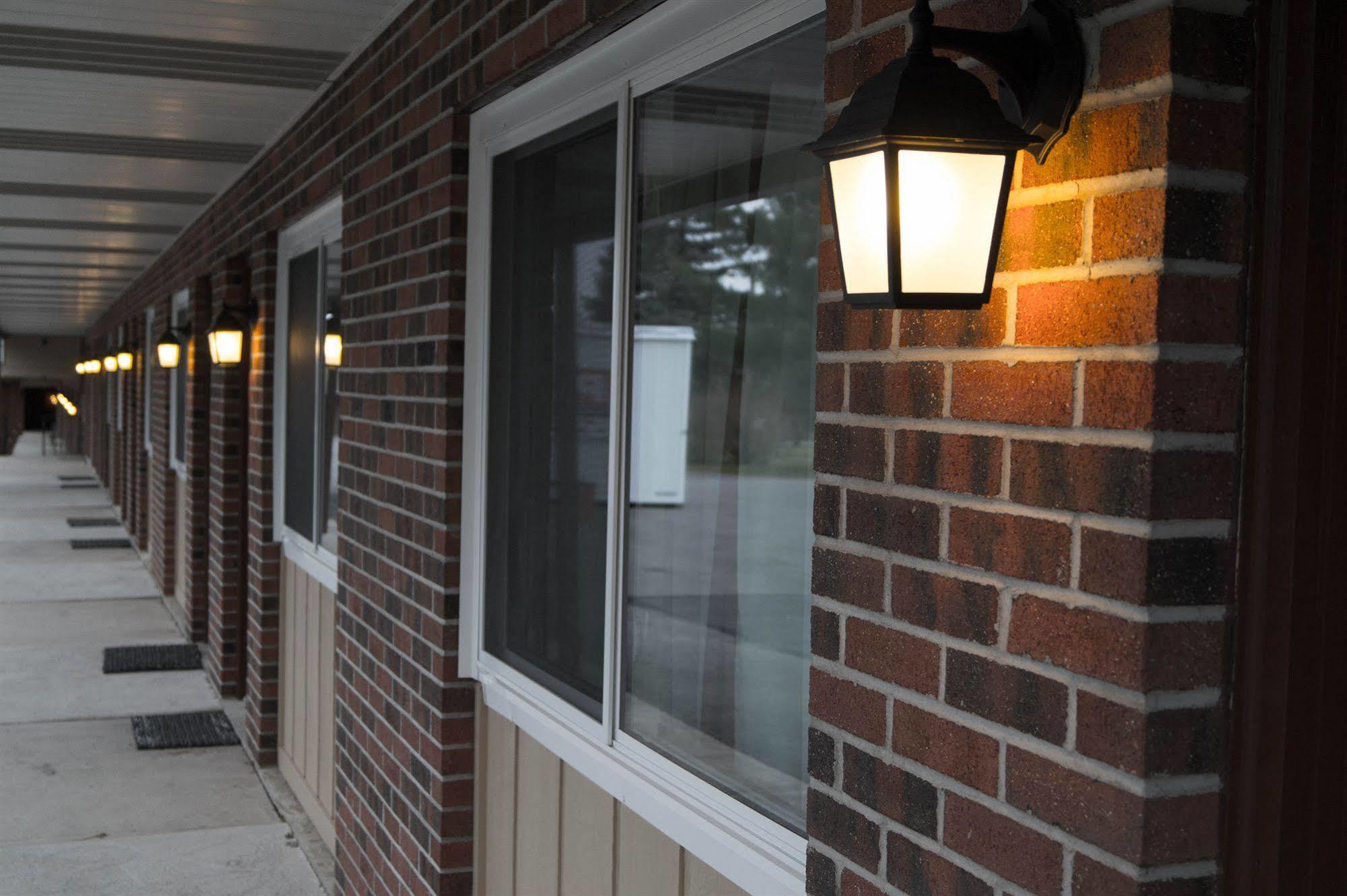 Sullivan Trail Inn & Suites Pocono Lake Екстер'єр фото