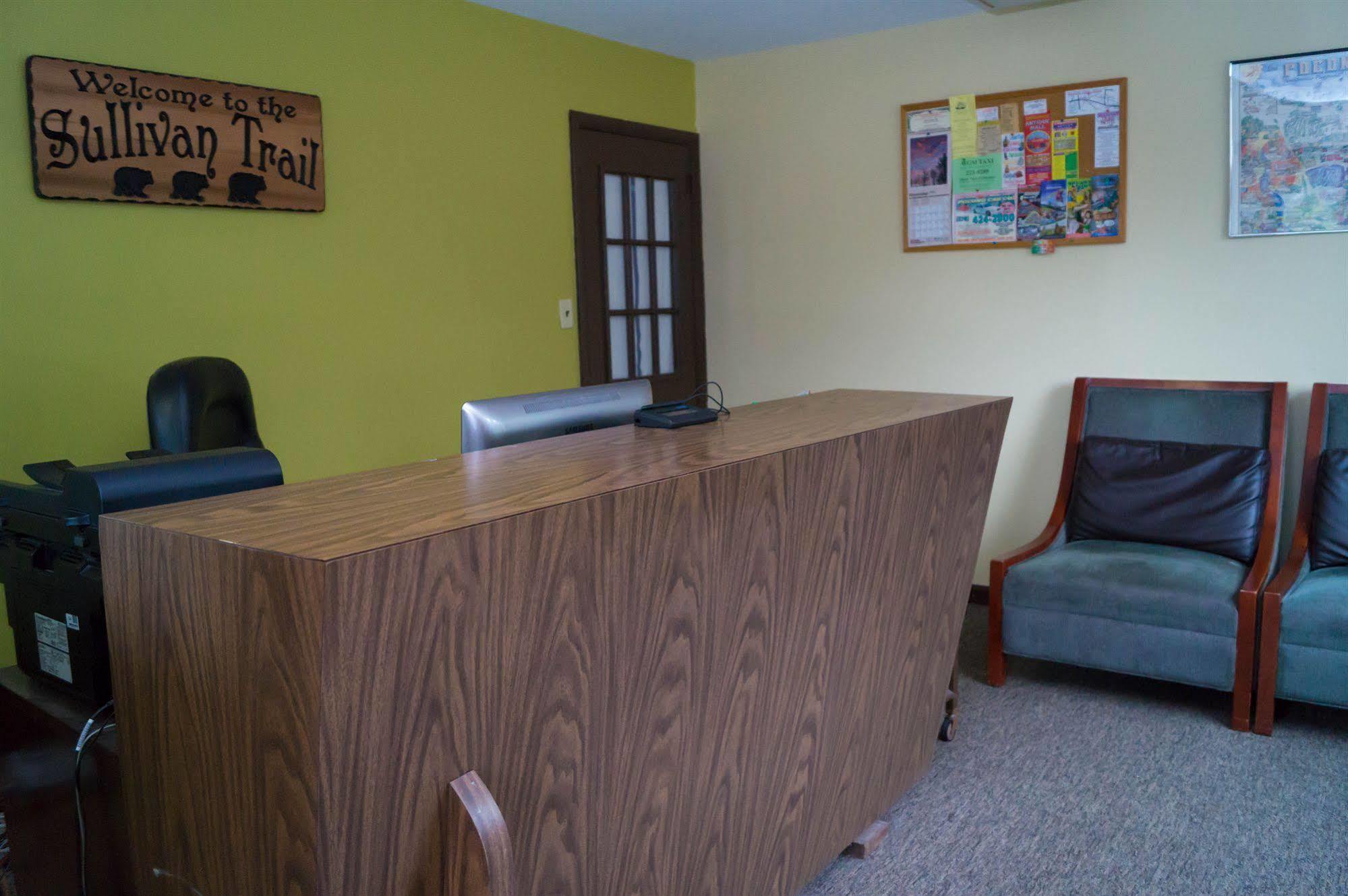 Sullivan Trail Inn & Suites Pocono Lake Екстер'єр фото