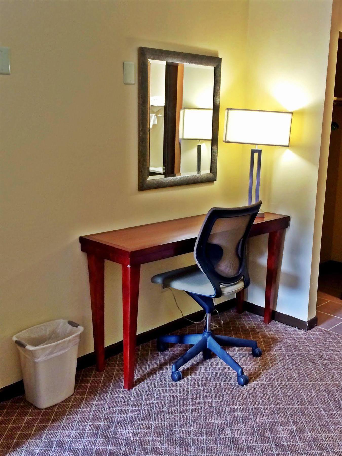 Sullivan Trail Inn & Suites Pocono Lake Екстер'єр фото