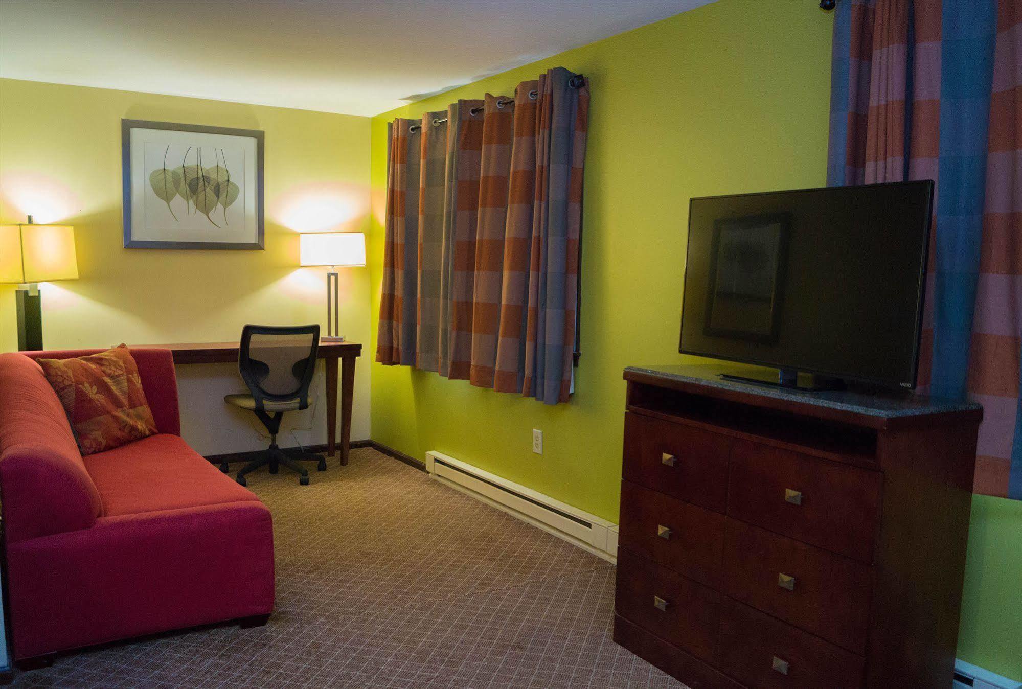 Sullivan Trail Inn & Suites Pocono Lake Екстер'єр фото