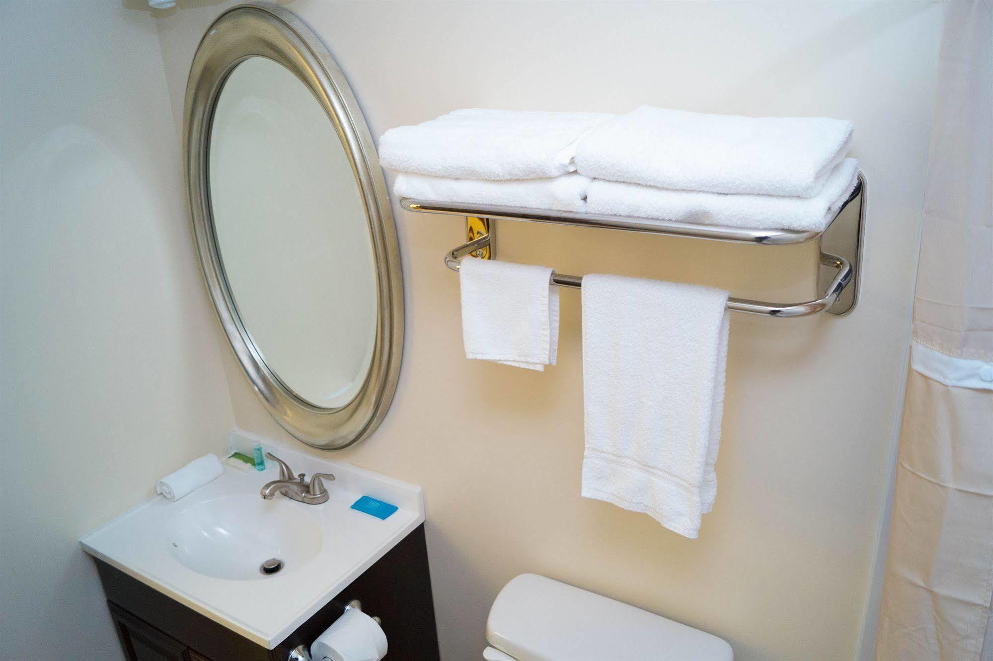 Sullivan Trail Inn & Suites Pocono Lake Екстер'єр фото