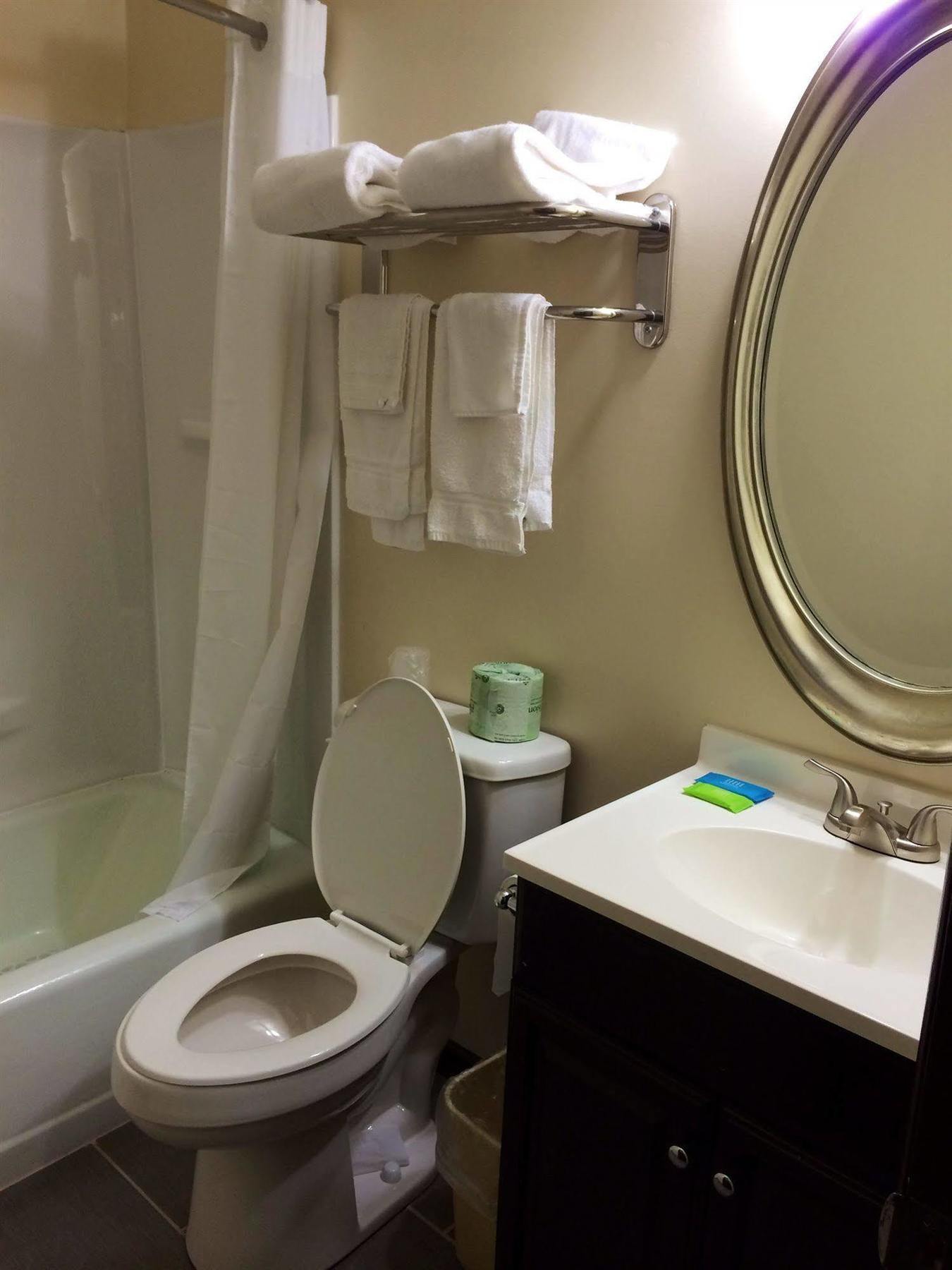 Sullivan Trail Inn & Suites Pocono Lake Екстер'єр фото