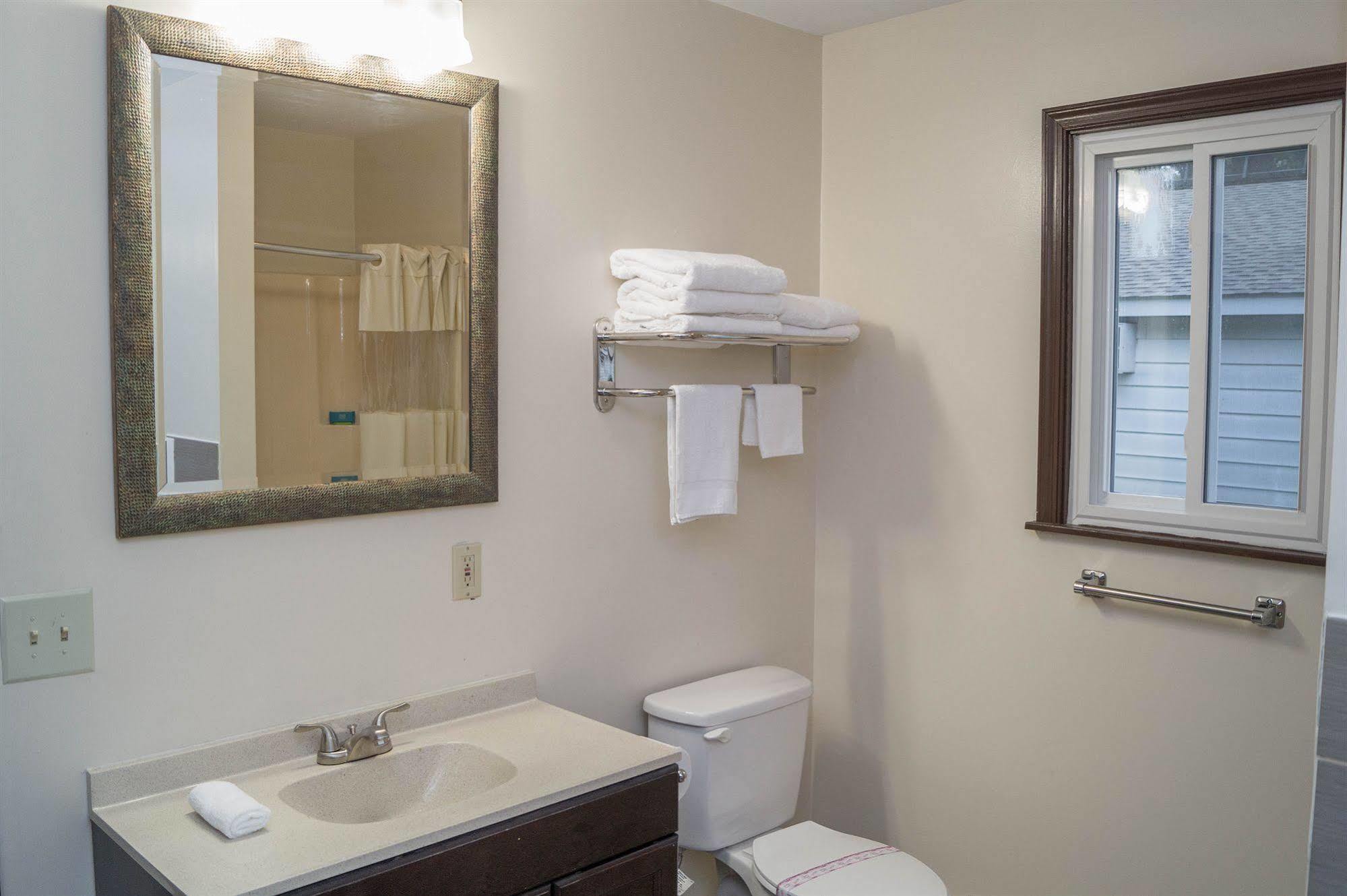 Sullivan Trail Inn & Suites Pocono Lake Екстер'єр фото