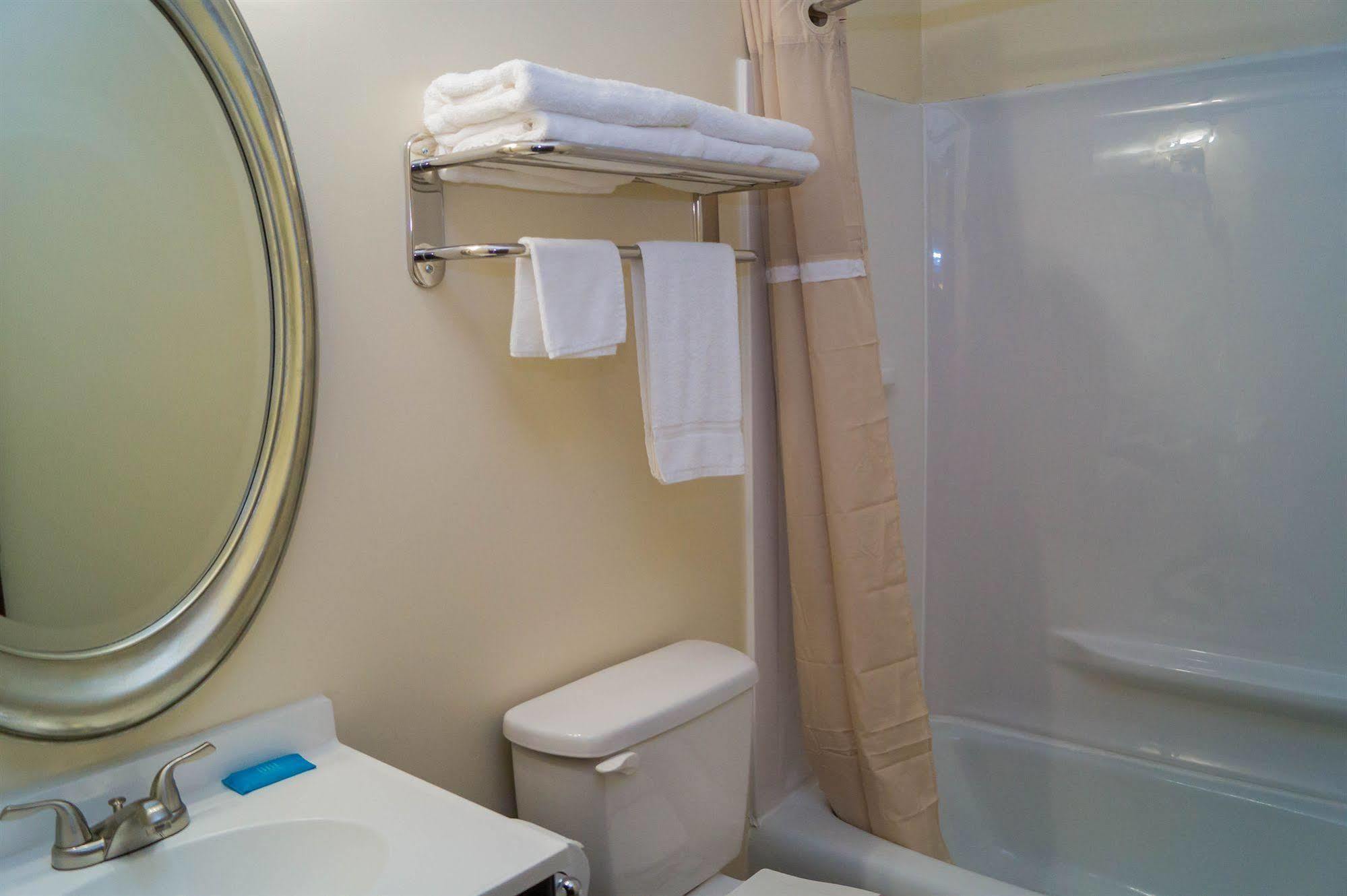 Sullivan Trail Inn & Suites Pocono Lake Екстер'єр фото