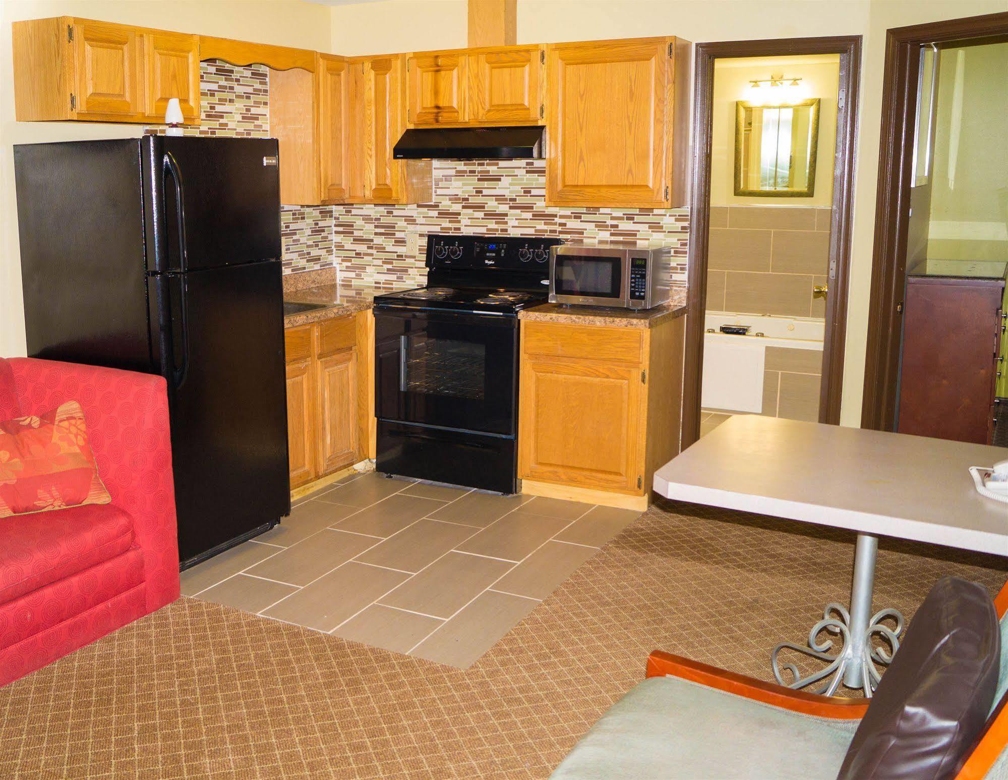 Sullivan Trail Inn & Suites Pocono Lake Екстер'єр фото