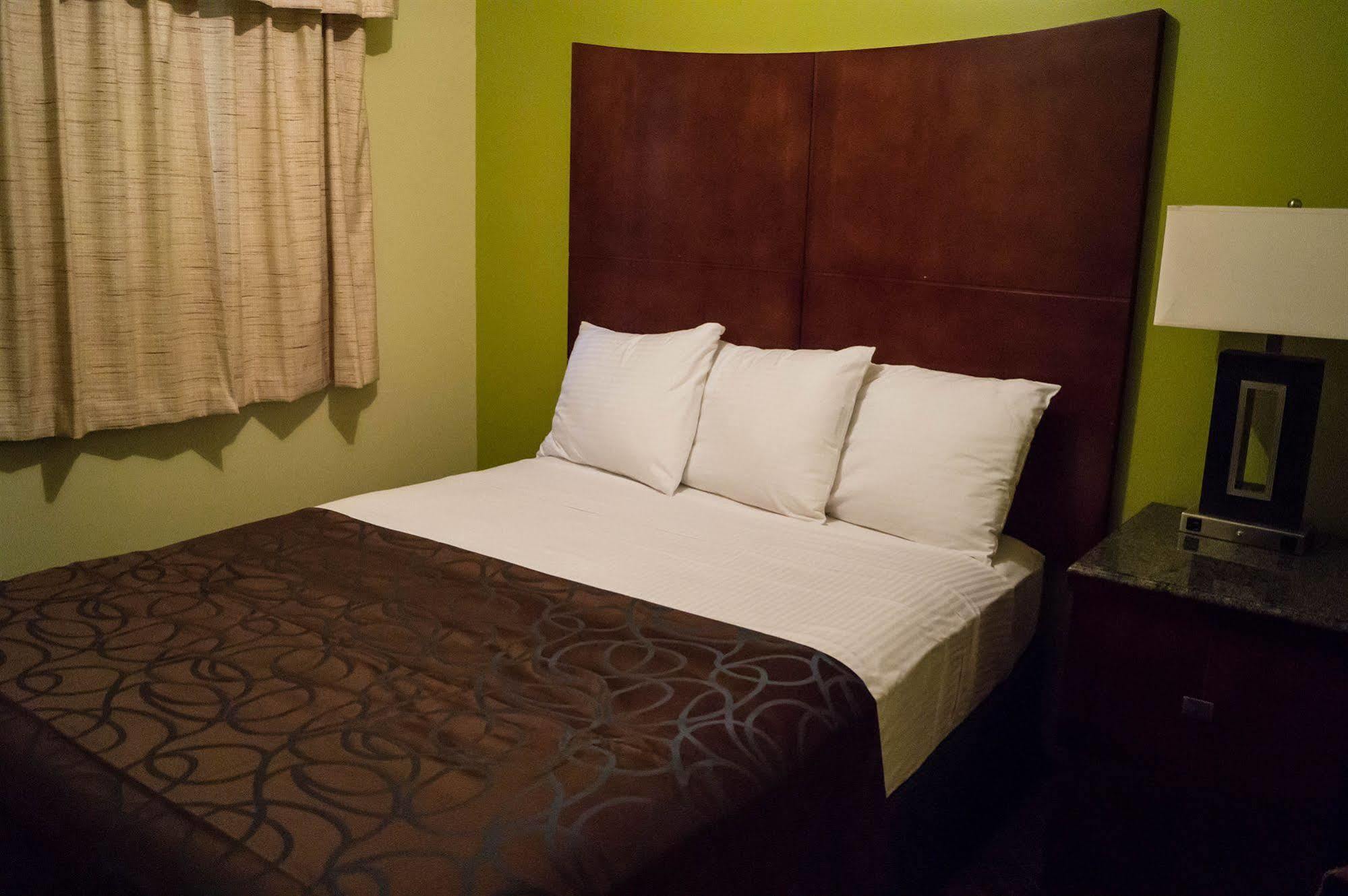 Sullivan Trail Inn & Suites Pocono Lake Екстер'єр фото