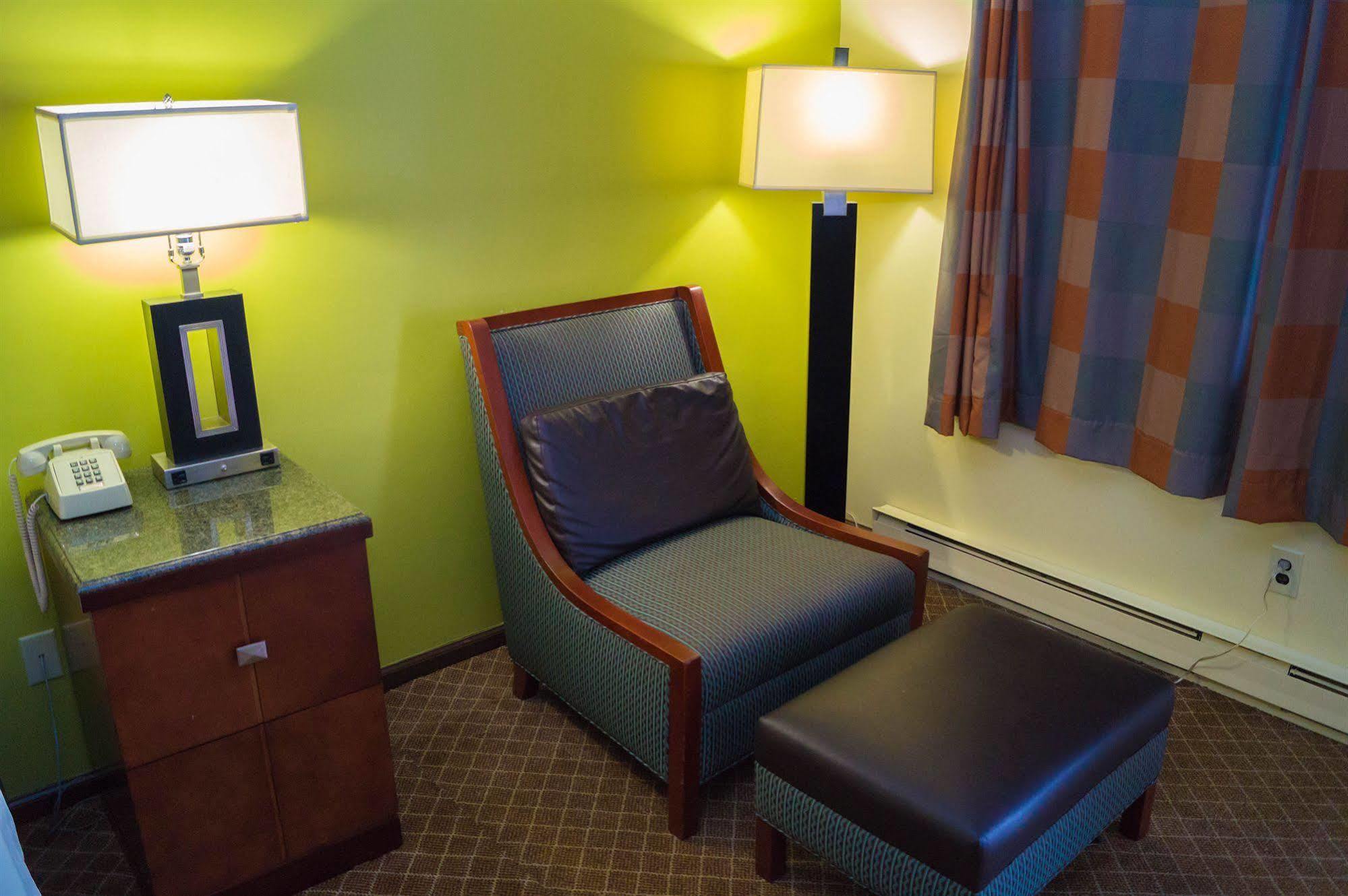 Sullivan Trail Inn & Suites Pocono Lake Екстер'єр фото